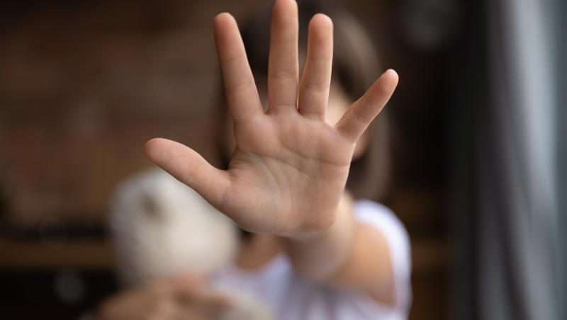 O fetiță de 13 ani din Tulcea a fost agresată sexual, timp de două luni, de unchiul său