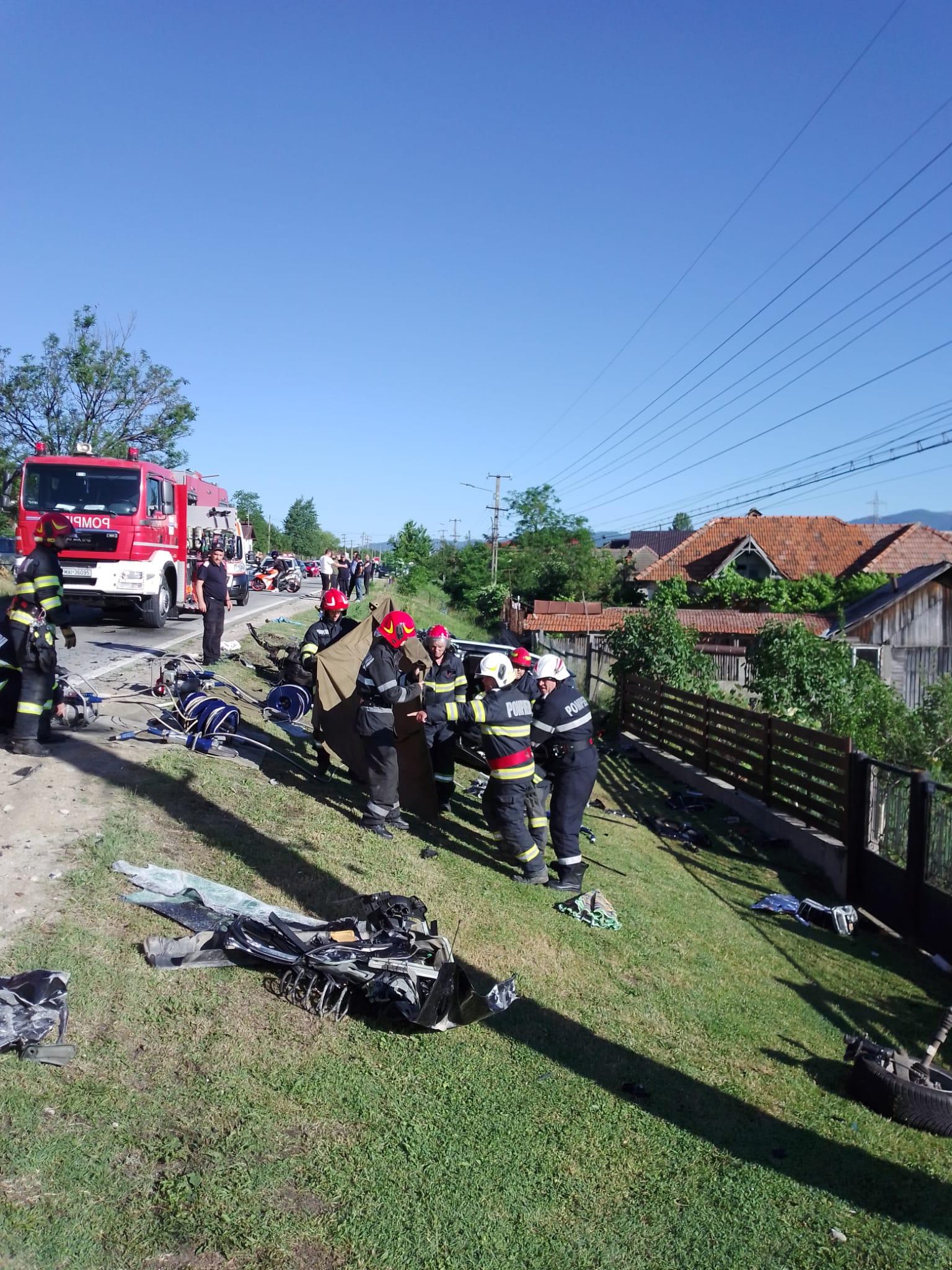 Accident teribil în Tomşani, Vâlcea. Impact violent între un autocar cu 51 de elevi şi un autoturism. Un tânăr de 22 de ani a murit