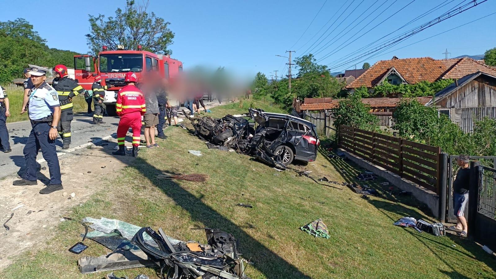 Accident teribil în Tomşani, Vâlcea. Impact violent între un autocar cu 51 de elevi şi un autoturism. Un tânăr de 22 de ani a murit