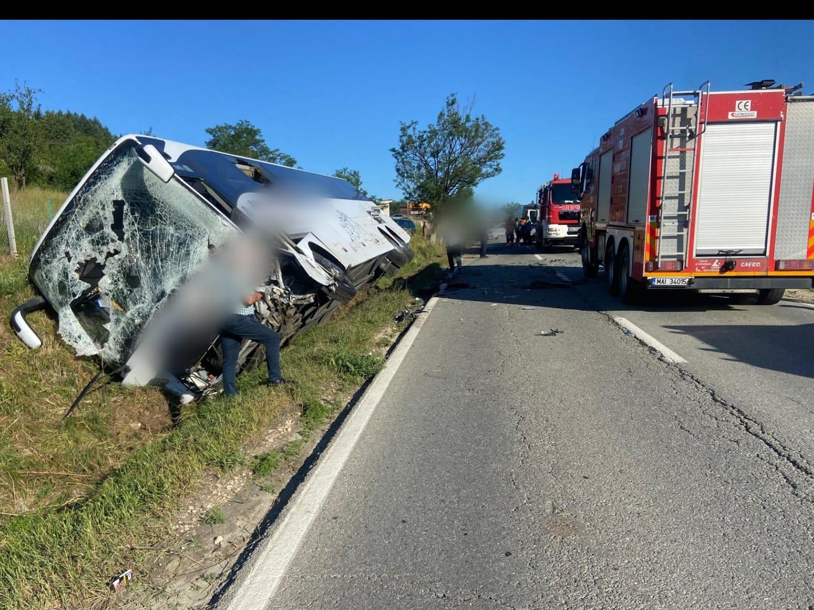 Accident teribil în Tomşani, Vâlcea. Impact violent între un autocar cu 51 de elevi şi un autoturism. Un tânăr de 22 de ani a murit