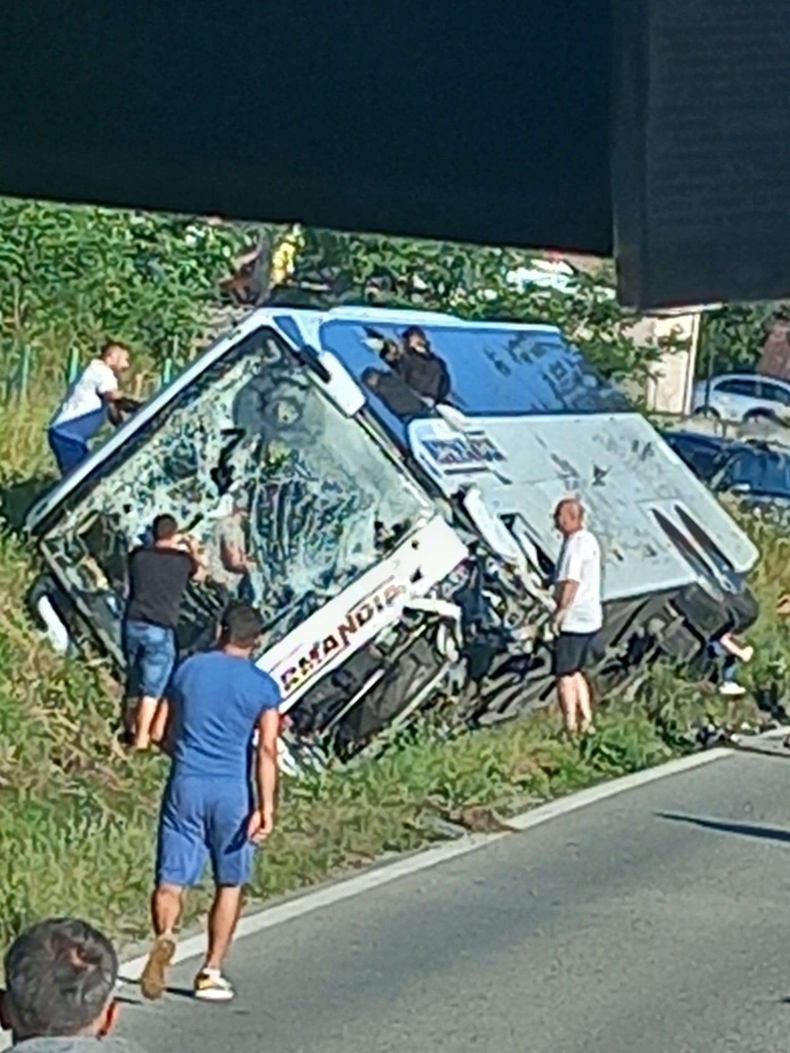 Accident teribil în Tomşani, Vâlcea. Impact violent între un autocar cu 51 de elevi şi un autoturism. Un tânăr de 22 de ani a murit