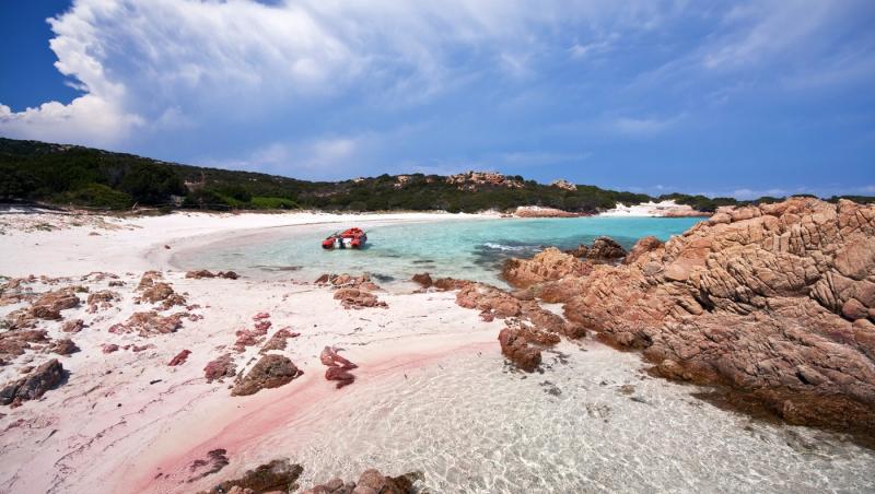 Influenceriţă din Dubai, amendată cu 1.800 de euro pentru că a mers pe o plajă cu nisip roz din Sardinia, unde accesul era interzis