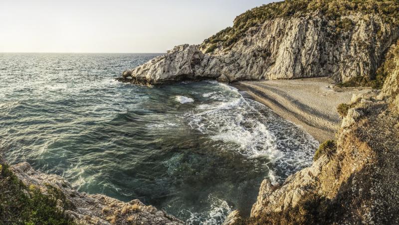 Val de morţi misterioase şi dispariţii, în insulele greceşti. Un turist olandez a fost găsit fără viaţă, într-o râpă din Samos