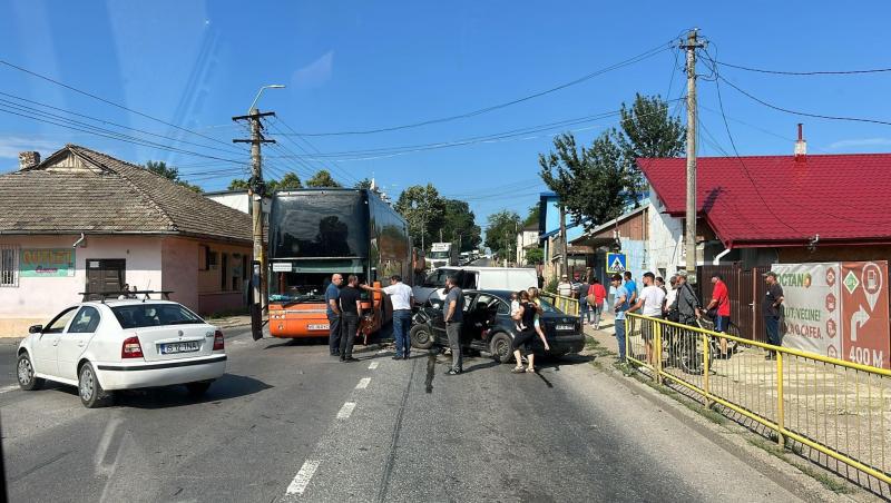 Plan roşu de intervenţie, activat în Iaşi după ce un autocar şi două maşini s-au ciocnit la Podul Iloaiei. În autobuz se aflau 53 de pasageri