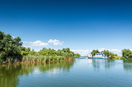 Cei care ajung în Gura Portiţei se bucură de peisaje de vis