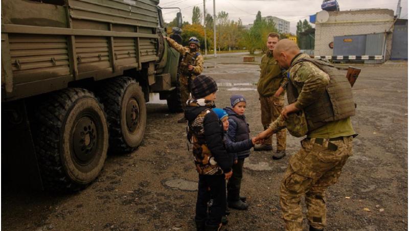 Ucrainenii, vânaţi de echipele de mobilizare pentru a fi luaţi pe front. Un bărbat şi-a folosit fetiţa drept scut pentru a nu fi "răpit"
