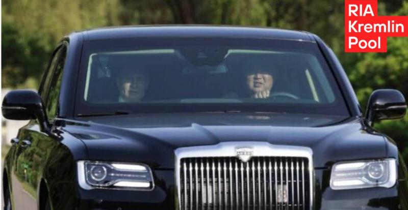 Vladimir Putin, şoferul lui Kim Kim Jong Un. Preşedintele Rusiei s-a urcat la volanul unei limuzine Aurus şi l-a plimbat pe liderul nord coreean Vladimir Putin, şoferul lui Kim Kim Jong Un. Preşedintele Rusiei s-a urcat la volanul unei limuzine Aurus şi l-a plimbat pe liderul nord coreean