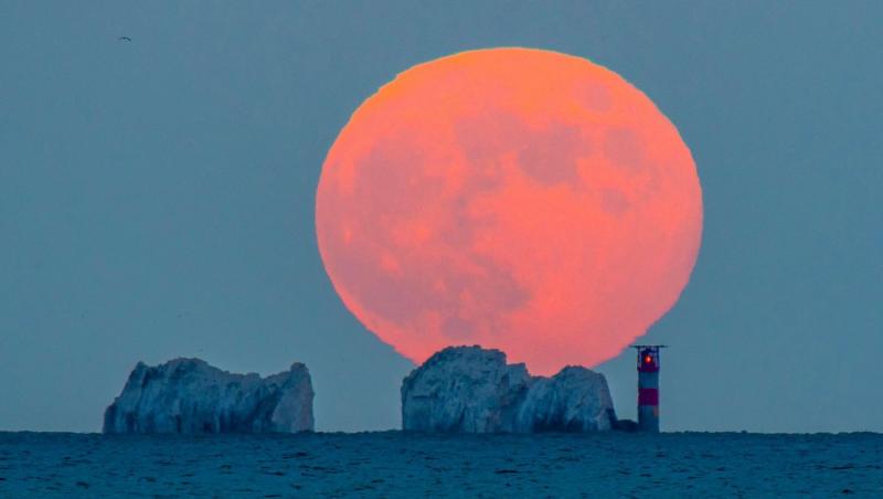 "Luna roz" sau "Luna căpşunilor", fenomen rar în ziua solstiţiului de vară. Unde va fi vizibilă
