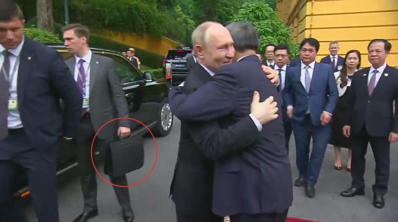 Vladimir Putin, apărat cu valize blindate în Vietnam. Ar fi purtat chiar vestă antiglonţ pe sub costum în Coreea de Nord Vladimir Putin, apărat cu valize blindate în Vietnam. Ar fi purtat chiar vestă antiglonţ pe sub costum în Coreea de Nord