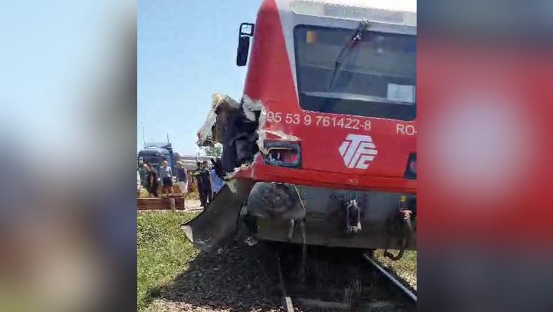 Accident feroviar grav în Tuzla. Un tren cu 40 de călători a intrat într-un camion încărcat cu piatră