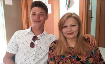 Doi români, nepot și bunică, au dat împreună bacalaureatul în Italia. Femeia de 57 de ani i-a fost și colegă de bancă lui Sebastian