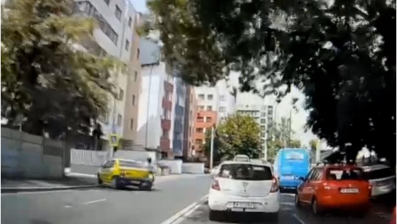 Motociclist care circula regulamentar, izbit în plin de un taximetrist care nu i-a acordat prioritate, în Capitală. Greșeala gravă făcută de șofer imediat după