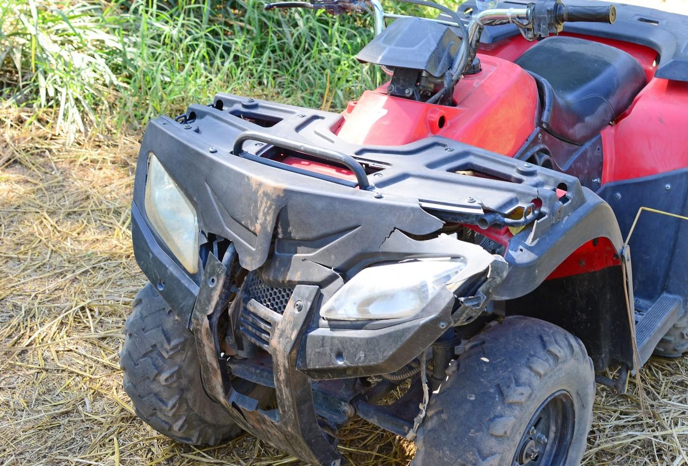Rămas singur acasă, un copil de 13 ani a furat ATV-ul părinţilor şi a intrat cu el în stâlp. Minorul a ajuns de urgenţă la spital