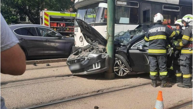 Șofer de 51 de ani, rănit după ce mașina i-a fost strivită de tramvai, în Timișoara. Bărbatul ieșe dintr-o parcare direct pe șine, când a fost izbit