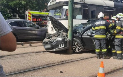 Șofer de 51 de ani, rănit după ce mașina i-a fost strivită de tramvai, în Timișoara. Bărbatul ieșe dintr-o parcare direct pe șine, când a fost izbit