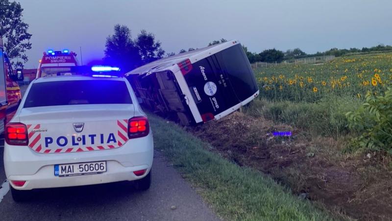 Un autocar plin cu cetăţeni bulgari s-a răsturnat pe o şosea din Vrancea. Şoferul ar fi adormit la volan