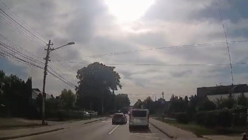 Şofer din Suceava, filmat cum depăşeşte pe trecerea de pietoni şi e la un pas să lovească un copil. Sancţiuni drastice dictate de poliţişti
