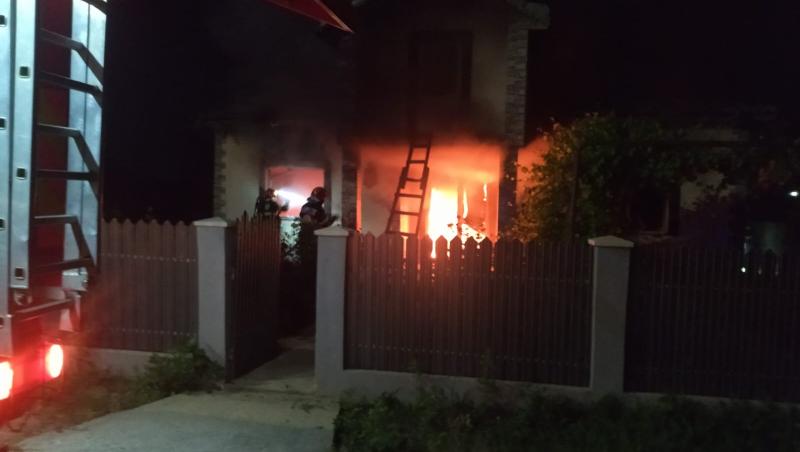 Un bărbat care şi-a stropit soţia cu benzină, apoi i-a dat foc a murit ars de viu, în Botoşani. Femeia s-a salvat în ultima clipă