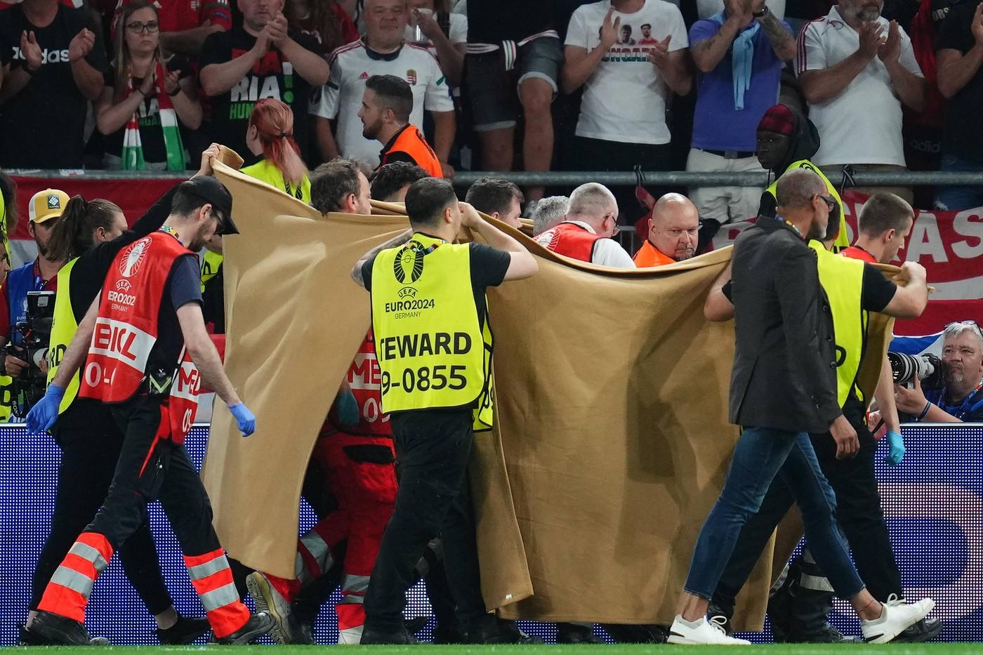 EURO 2024. Momente dramatice: atacantul maghiar Barnabas Varga, scos de pe teren cu targa la meciul cu Scoţia după o ciocnire violentă cu portarul advers