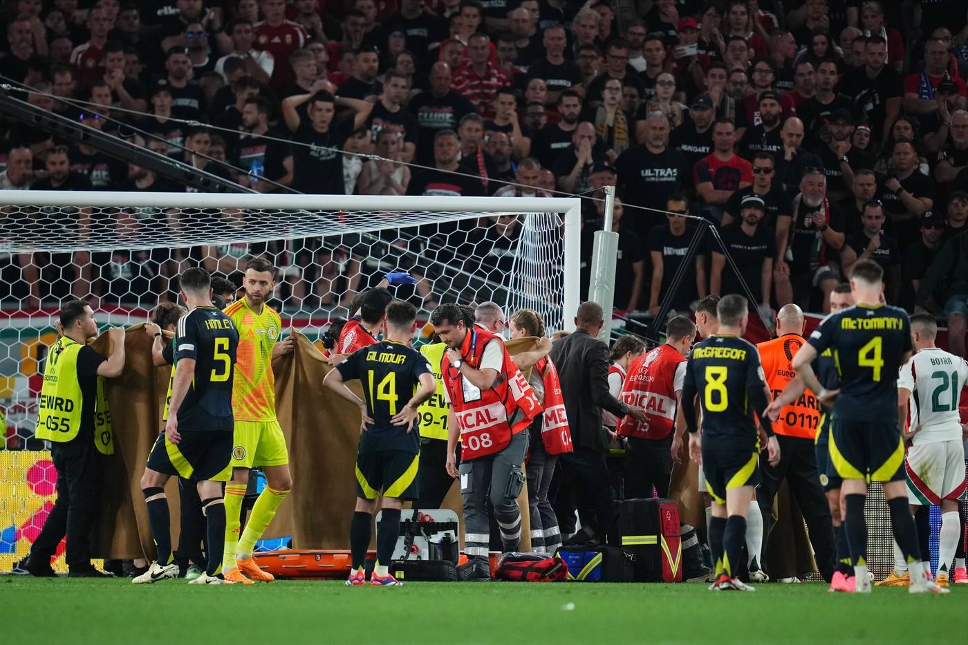 EURO 2024. Momente dramatice: atacantul maghiar Barnabas Varga, scos de pe teren cu targa la meciul cu Scoţia după o ciocnire violentă cu portarul advers