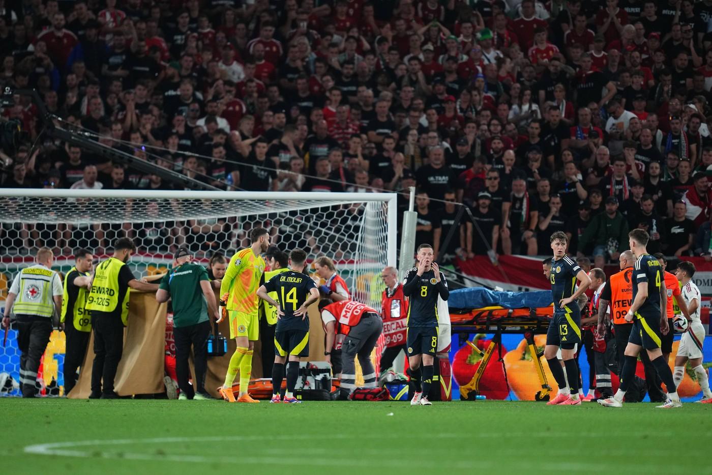 EURO 2024. Momente dramatice: atacantul maghiar Barnabas Varga, scos de pe teren cu targa la meciul cu Scoţia după o ciocnire violentă cu portarul advers