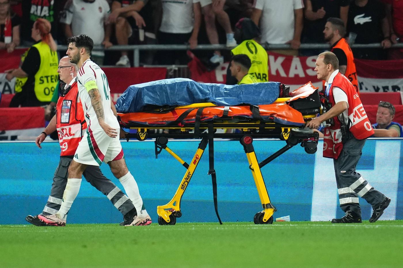 EURO 2024. Momente dramatice: atacantul maghiar Barnabas Varga, scos de pe teren cu targa la meciul cu Scoţia după o ciocnire violentă cu portarul advers