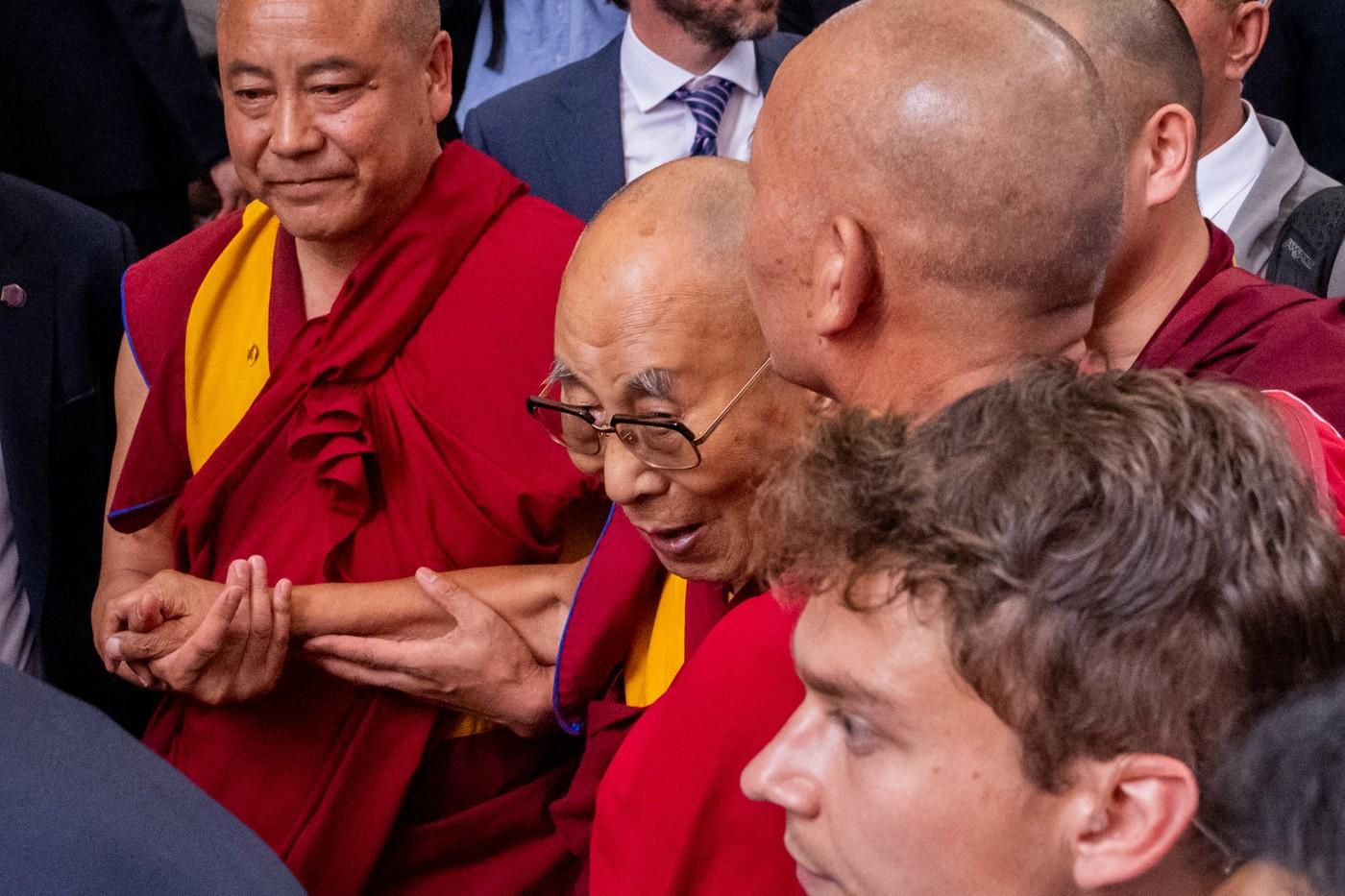 Dalai Lama a ajuns la New York pentru un tratament la genunchi. Momentul în care este întâmpinat de zeci de susținători