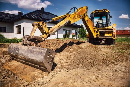 A furat o tonă de motorină din rezervoarele unor excavatoare aflate pe un şantier din Dolj. Bărbatul, arestat preventiv