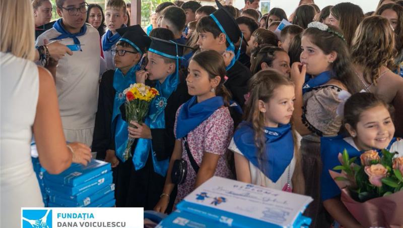 În cadrul programului ”Adoptă o școală”, Fundația Dana Voiculescu pentru Solidaritate a răsplătit școlarii din Lipia, Jud. Ilfov, cu cărți și materiale didactice