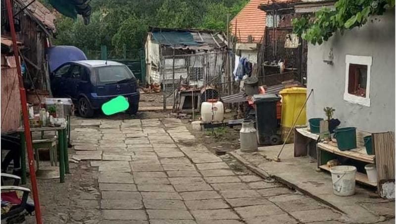 O șoferiță fără permis și-a călcat mama cu mașina, când încerca să parcheze în curtea casei, în Sibiu