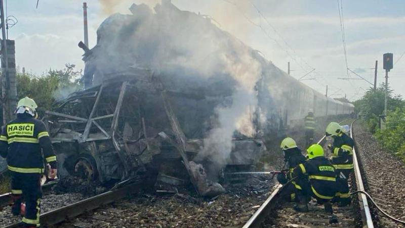Accident tragic în Slovacia: 5 morţi, după ce un tren Eurocity a izbit un autobuz. Calea ferată care leagă Bratislava de Budapesta, închisă