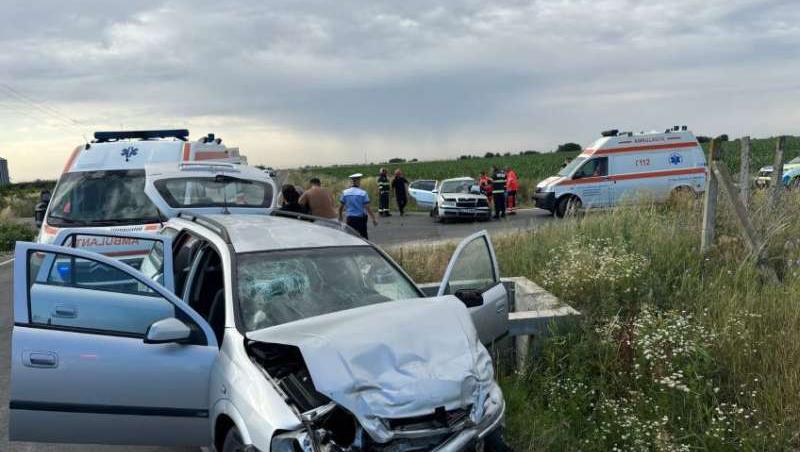 Impact mortal între două vehicule în Argeş. Unul dintre şoferi a fost găsit fără viaţă, iar alte 4 persoane sunt rănite