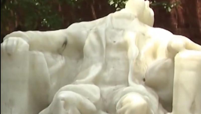 O statuie a lui Abraham Lincoln se topeşte, la Washington, din cauza căldurii. Ar fi trebuit să reziste la temperaturi de 60 de grade Celsius