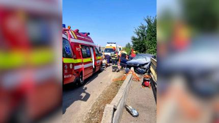 Accident teribil în Teleorman. Trei morţi după ce o maşină s-a izbit cu putere într-un cap de pod. Un băiat de 16 ani, în comă