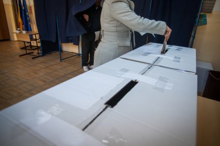 Persoană care introduce buletinul de vot într-o urnă