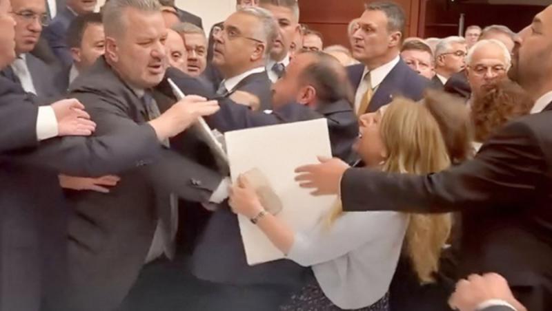 Încăierare în Parlamentul Turciei, după destituirea unui primar pro-kurd. În stradă, protestatarii s-au bătut cu poliţiştii
