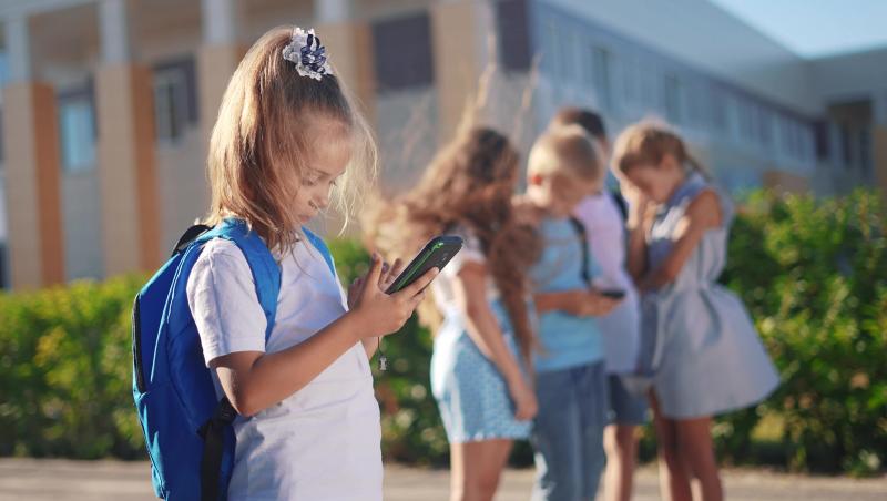 Fără smartphone la școală. Orașul care pregătește restricții pentru mii de elevi