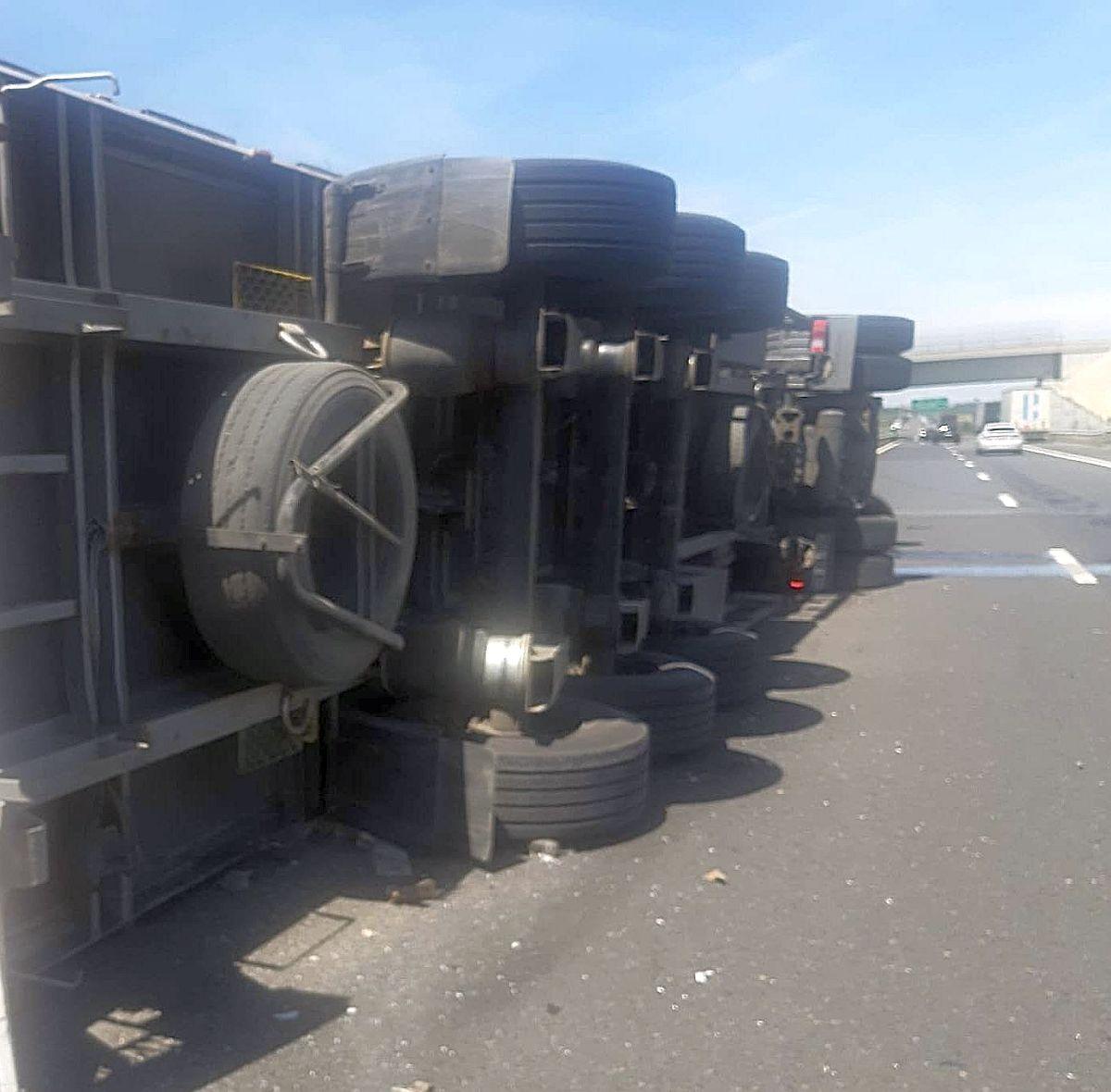 Un şofer de 63 de ani a murit într-un accident cumplit, după ce s-a răsturnat cu TIR-ul. Tragedie în Timiş