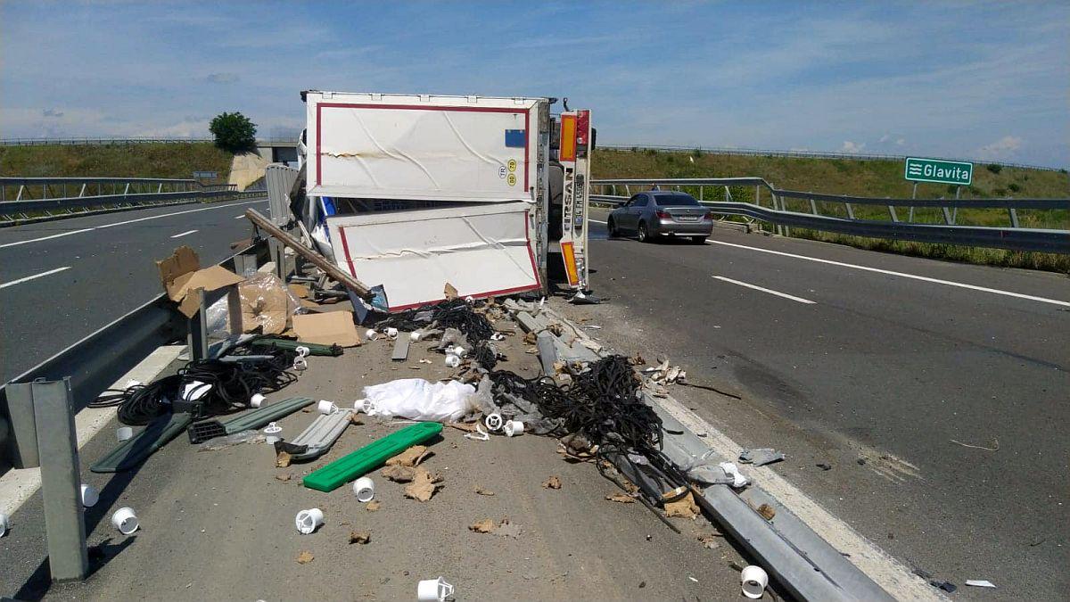 Un şofer de 63 de ani a murit într-un accident cumplit, după ce s-a răsturnat cu TIR-ul. Tragedie în Timiş