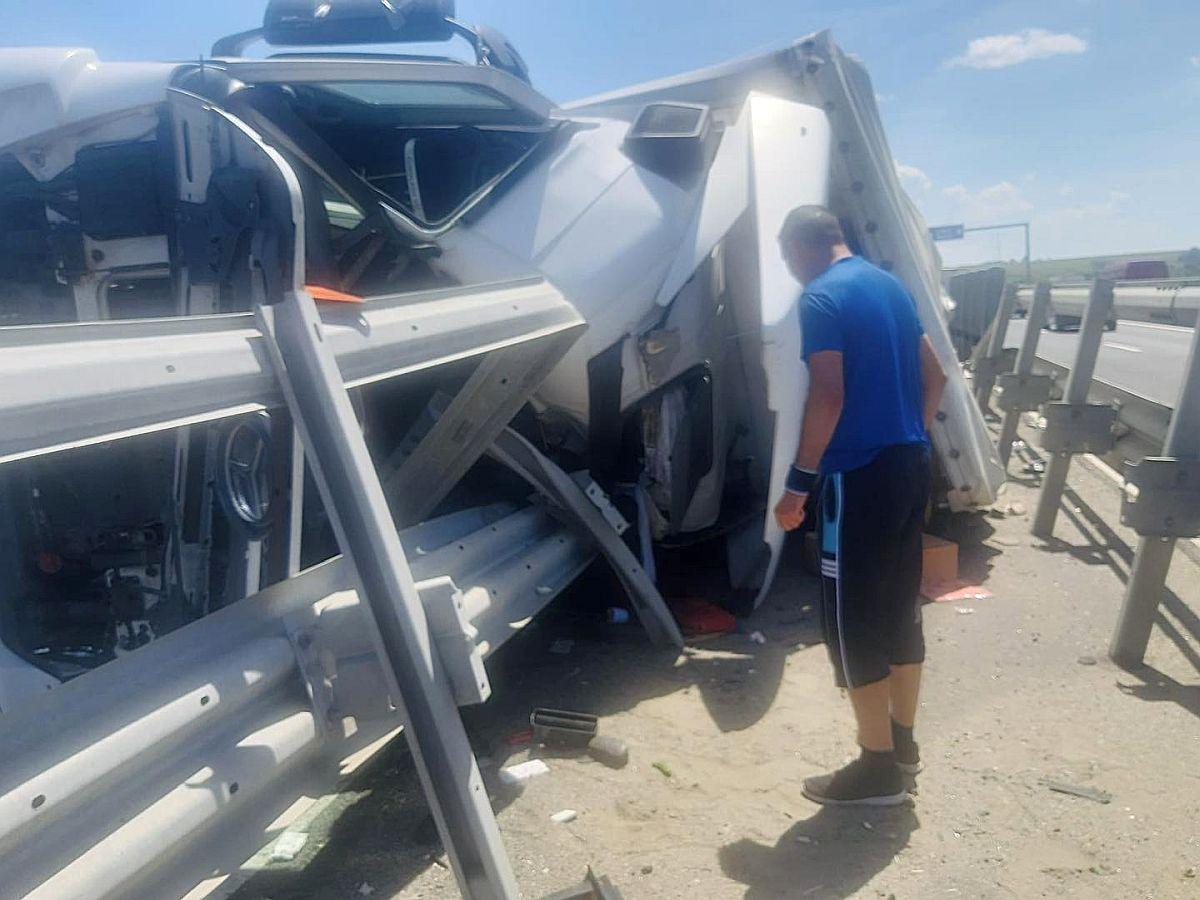 Un şofer de 63 de ani a murit într-un accident cumplit, după ce s-a răsturnat cu TIR-ul. Tragedie în Timiş