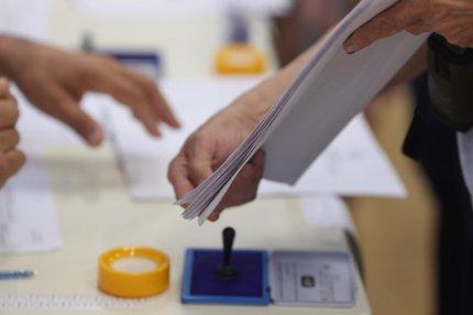 A "votat" cum a ştiut el. Un tânăr din Galaţi, dosar penal după ce a plecat cu buletinele de vot în buzunar