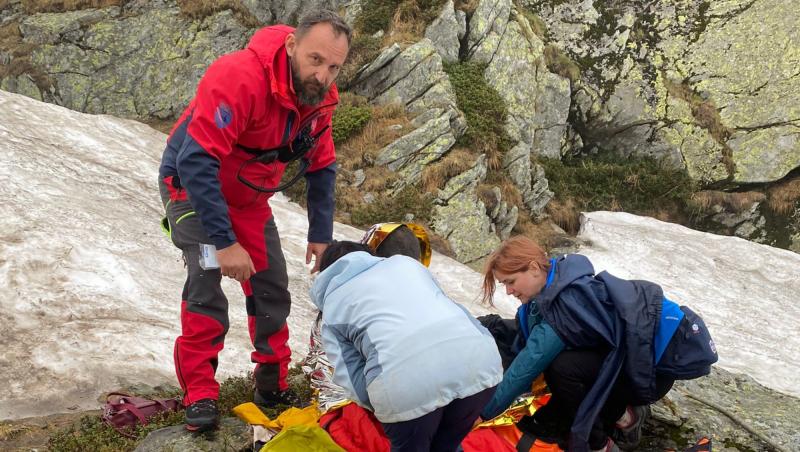 Val de accidente la munte, în Braşov şi Prahova. O femeie care participa la un concurs de ciclism, recuperată de salvamontişti