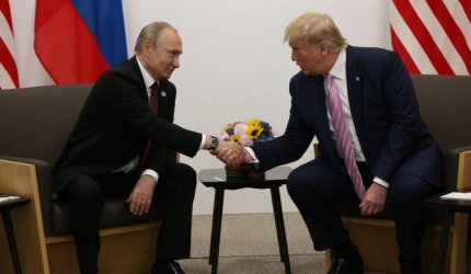 Vladimir Putin preferă ca Donald Trump să devină preşedintele SUA, dezvăluie serviciile secrete americane