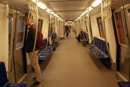 Sesizări privind existenţa unui "miros înţepător" în unele staţii de pe Magistrala 5 de metrou. Reacţia Metrorex