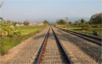 Descoperire macabră, în Bihor. Doi bărbați, găsiți morți pe liniile de cale ferată. Trupurile, spulberate de tren