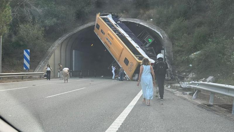 Accident cumplit în Spania: un autobuz cu 60 de oameni s-a răsturnat la intrarea într-un tunel. Sunt peste 30 de răniți