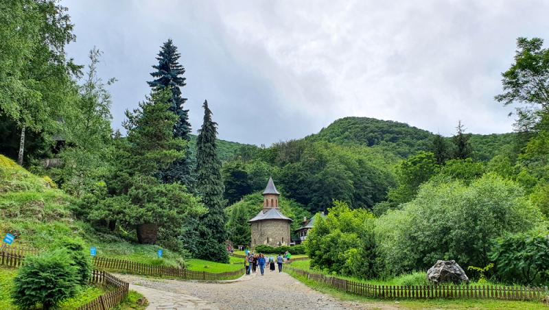 Unde este Mănăstirea Prislop, locul în care se află mormântul lui Arsenie Boca. Program de vizitare și reguli de respectat