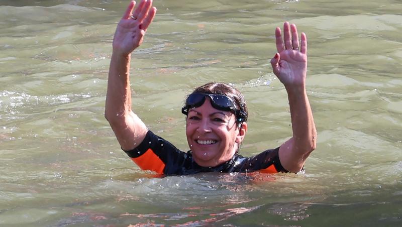 Primarul Parisului, Anne Hidalgo, s-a ţinut de cuvânt şi a înotat în Sena, ca să demonstreze ce curată e apa