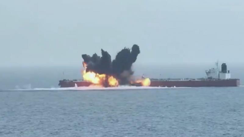 Momentul în care rebelii Houthi lovesc un petrolier. Pată de petrol de 220 de km în Marea Roşie, după atac