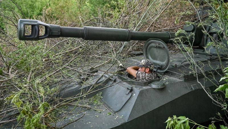 Ruşii înaintează lent în mai multe sectoare ale frontului şi pregătesc un asalt asupra unui bastion ucrainean